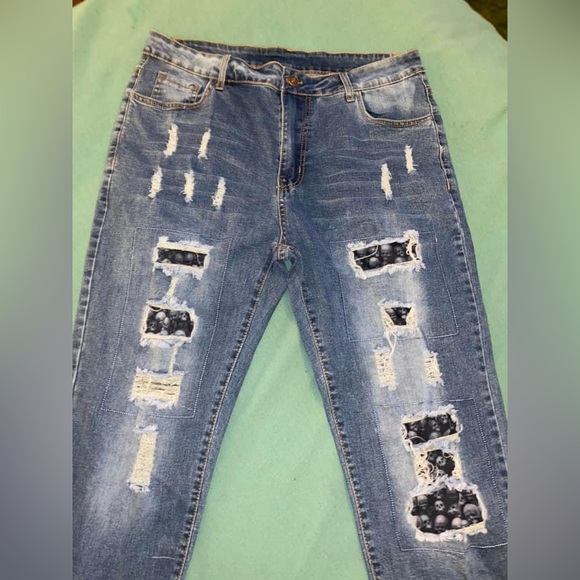 Black skull mid waist ripped jeans - Picture 4 of 5